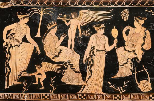 Décoration d'un vase montrant Eurynomé, Himéros, Hippodamie, Éros, Iaso, et Astéria, IVe siècle av. J.-C..png