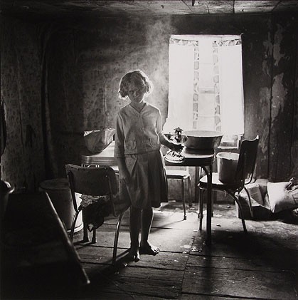 Arthur tress girl with Kerosene lamp, North Carolina, 1968.jpg