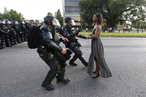 manifestante Ieshia Evans 2016 à Baton Rouge, lors des manifestations de Black Lives n.jpg