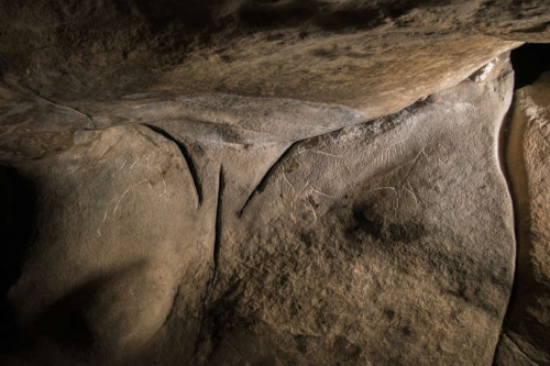 Emilie Lesvignes trois profondes entailles, en partie créées par l’homme paléolithique supérieur, entourées de deux chevaux Forêt de Fontainebleau. s.jpg