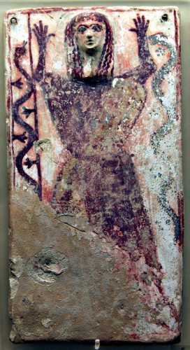 art grec Plaque votive représentant une femme entourée de serpents.jpg