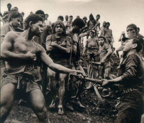 sebastiao salgado Dispute between Serra Pelada gold mine workers and military police Brazil 1986 .png