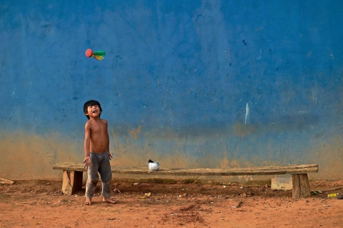 Carl de Souza Un garçon joue avec un pétéca volant à Piaracu Mato Grosso Brésil 16 janvier 2020.jpg