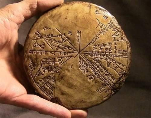 Carte des étoiles sumérienne de 5500 ans récupérée dans la bibliothèque souterraine du roi Ashurbanipal à Ninive, en Irak, à la fin du 19e siècle. .png