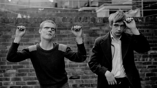 Tish Murtha Patricia Anne Tish Murtha (14 Mars 1956 - 13 Mars 2013) Elswick Glenn et Paul sur la corde à linge. Série Unemployment (1981).jpg