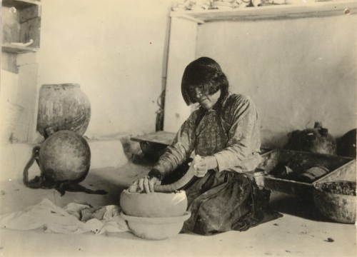 Adam Clark Vroman Nampeyo making pottery, Hopi Reseravation; Hano 1901.jpg