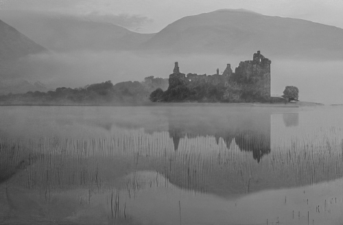 FAJ Kilchurn Castle in the morning mist, Loch Awe, Argyll, Scotland 2009.jpg