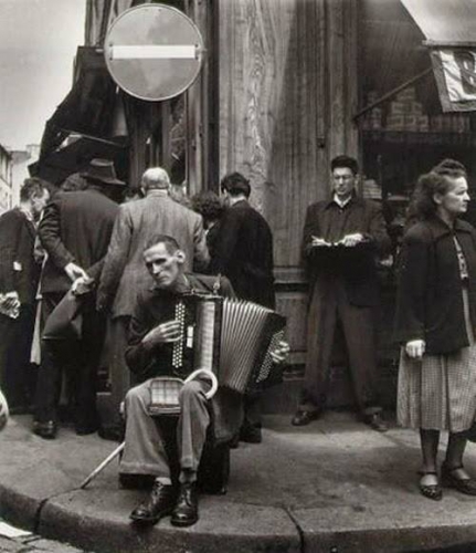 Robert Doisneau L'Accordeoniste, rue Mouffetard, 1951.jpg