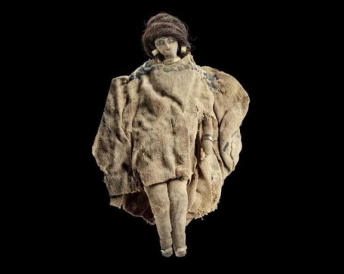 Poupee-egyptienne-du-IIe-siecle-apres-J.-C.-en-tissu-et-laine-colores-cuir-ainsi-quavec-des-bijoux-en-or.jpg