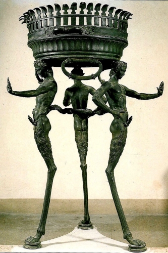 Brasero tripode de bronze aux satyres ithyphalliques Maison de Julia Felix Pompei.jpg