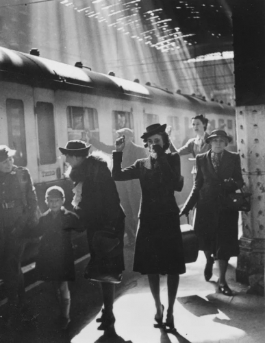 Bert Hardy Saying goodbye to a loved one, Paddington Station, 1940.jpg