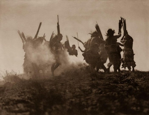 Edward Sheriff Curtis tribu Qagyuhl dansent pour ramener une lune éclipsée, 1914 .jpg