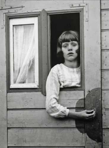 August Sander Young girl in circus caravan, 1926.jpg