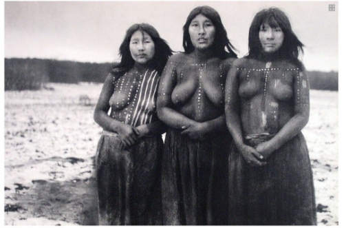 Selk´nam women, Tierra del Fuego, Chili le dernier est mort en 1974.jpg