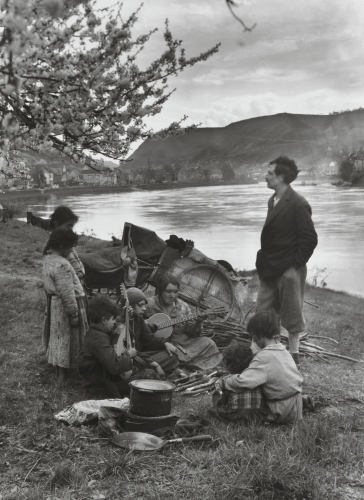 August Sander. Gypsies on the Moselle. 1931.jpg