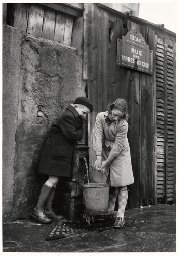 sabine weiss Enfants prenant de l'eau à la fontaine, rue des Terres-au-Curé Paris, 1954..jpg