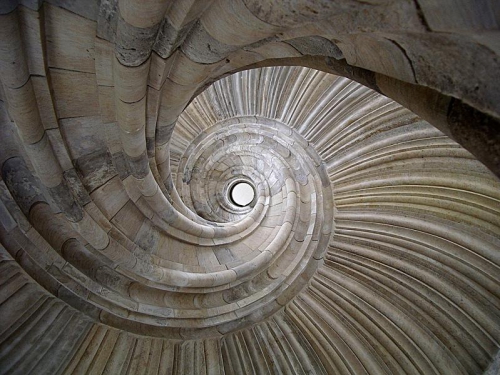 spiral-staircase-from-below Glasgow Musée design et archit.jpg
