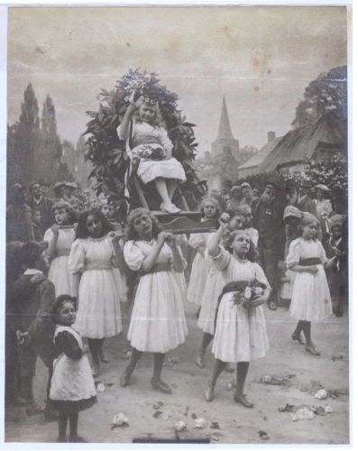 May Queen being carried in a raised chair by her attendant maidens, Nottingham, 5th May 1893.jpg