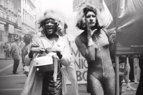 Sylvia Rivera e Marsh P. Johnson durante manifestação por direitos da comunidade LGBTQIA+ em 1970..jpg