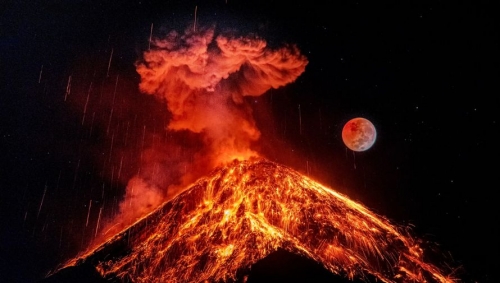César Santizo eclipse total de Luna y el volcán de Fuego-Guatemala.jpg