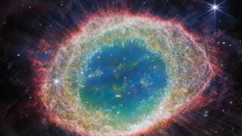 James Webb dying star centre de Ring Nebula, 2,600 années lumière.jpg