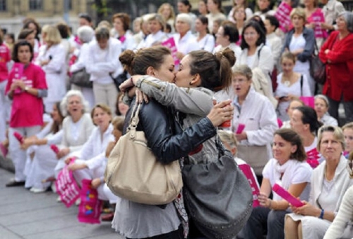 Gérard Julien - le baiser de Marseille (contre une manif anti mariage gay 2012.jpg