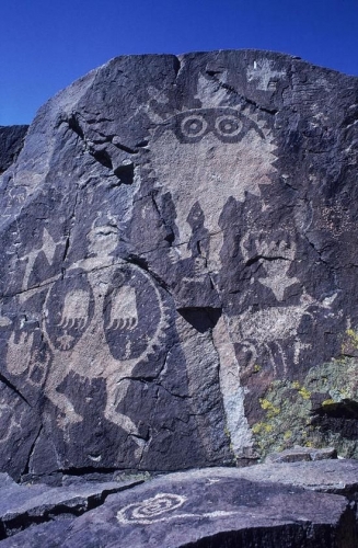 Art rupestre pueblo-anasazi - Guerrier avec un bouclier à griffe d’ours - Nouveau-Mexique.jpg