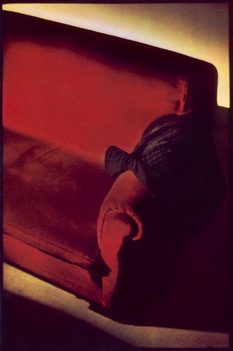bernard plossu Sofa rouge de Carlos Serrano, Madrid 1975.jpg