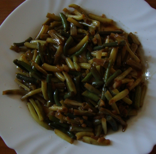 Doliques asperges sautées à l'ail avec quelques haricots verts, beurre et pourpre,.JPG