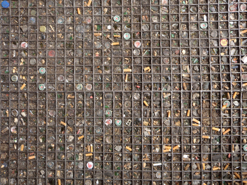 Busy Pochi - Grid on the floor in Paris Belleville area..png