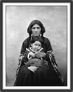 adam clark vroman Nampeyo's Daughter and her Child (Racheal). 1901.jpg