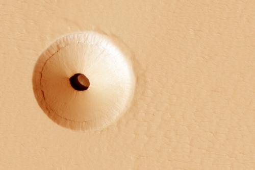 NASA cratère circulaire sur les pentes d’un volcan martien (Pavonis Mons) sur l’équateur de la planète.-1.jpg