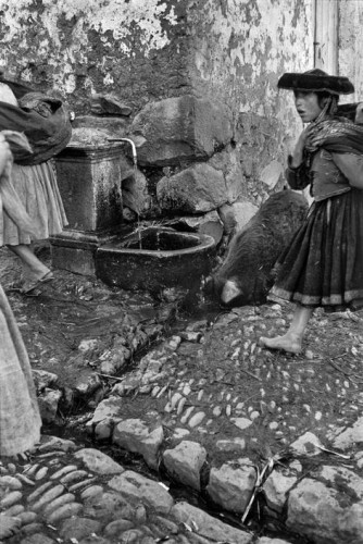 Sergio Larrain Pérou Pisac. 1960. Indians arriving from their village for Sunday morning mass and market..jpg