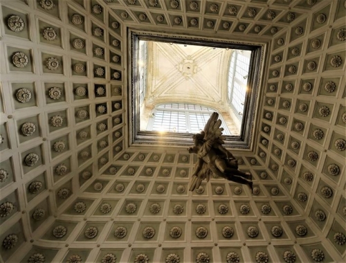 L'enlèvement de Ganymède par Zeus transformé en aigle sculpture romaine du IIè siècleL'enlèvement de Ganymède Palazzo Grimani, Venise.jpg