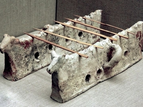 Support portatif pour grillades, terre cuite. Influence minoenne (2700 – 1200 av. J.C.) retrouvé durant les fouilles d'« Akrotiri » Île Santorin..jpg