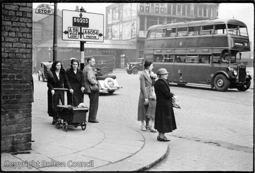 Humphrey Spender Bolton worktown at the corner of Deansgate and Moor Lane août 1937.jpg