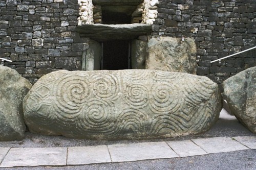 Brú na Bóinne tumulus de Newgrange.jpg