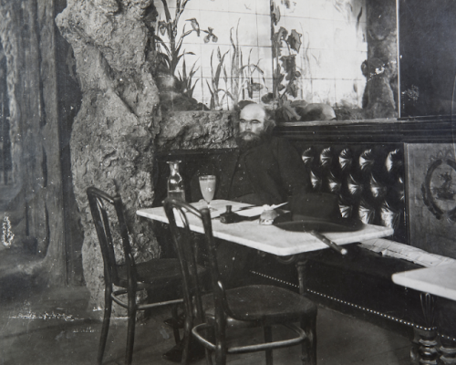 Dornac (Paul Marsan, Dit) Paul Verlaine au café François Ier, le 28 mai 1892. .png