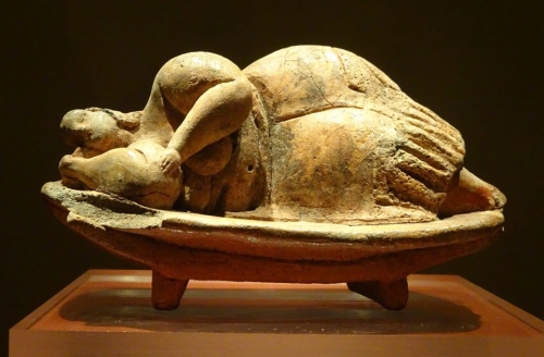 La Dame endormie  Hypogée de Hal Saflieni île de Malte 5000 ans.jpg