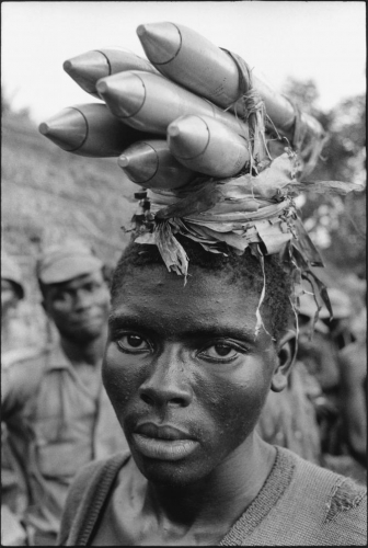 Gilles Caron_guerre_du_biafra_soldat_biafrais_1968.jpg