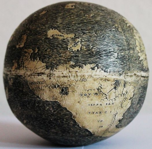 Da Vinci Globe, daté de 1504, est le plus vieux globe connu pour montrer le Nouveau Monde en deux parties inf oeuf d'autruche_n.jpg