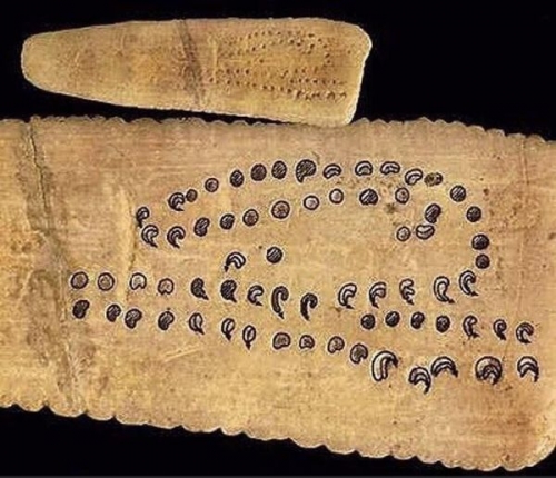 Un calendrier lunaire aurignacien de 34 000 ans sculpté sur tablette en os, trouvé en Dordogne en France.jpg