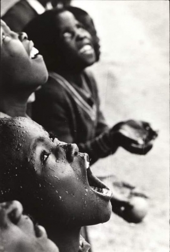 Chris Steele-Perkins Des enfants qui jouent sous la pluie dans une école au Lesotho.jpg