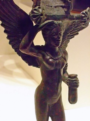 Turan déesse étrusque flacon de parfum.jpg