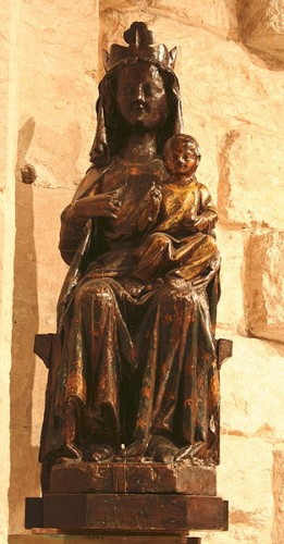 Statue de la vierge noire en noyer datant du XIVe siècle se trouvant dans la crypte de l'abbaye de Saint-Victor.jpg