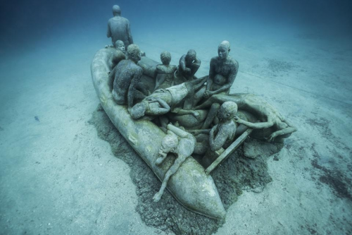 Jason de Caires Taylor − Le Radeau de Lampedusa.png