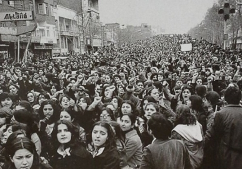 Femmes en Iran protestant contre le port obligatoire du voile après la révolution islamique de 1979..png