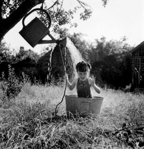 Robert Doisneau - La douche à Raizeux (1949)_n.jpg