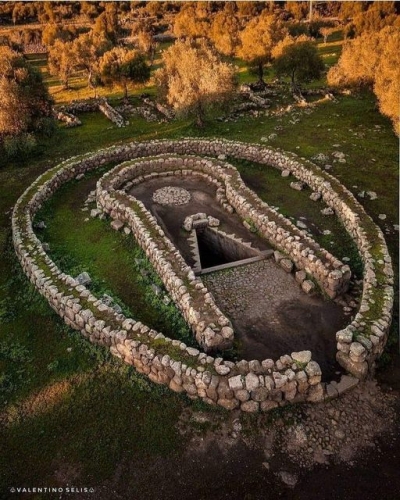 Valentino Selis Puits de Santa Cristina; Puits sacré de l'ancienne civilisation nuragique (18e siècle avant JC - 238 avant JC); Sardaigne, Italie..jpg