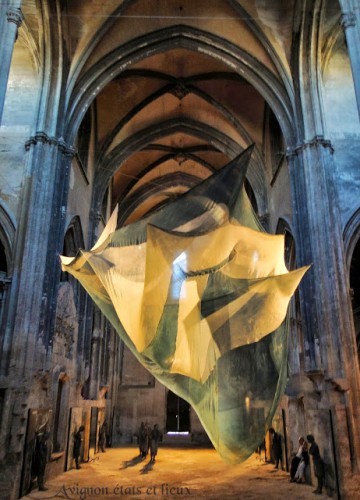 Eglise des Célestins Avignon parcours d'art Aurore Pélisson et statues d'Alain Timar 2013.jpg